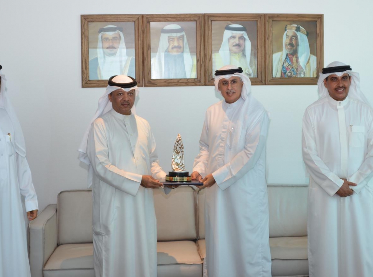  تسليم وزير الصناعة والتجارة والسياحة جائزة سمو الشيخ عيسى بن علي آل خليفة للعمل التطوعي النسخة العاشرة