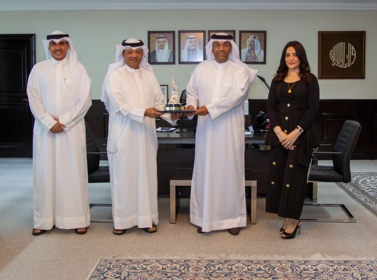  وكيل الوزارة للشؤون المالية في وزارة المالية والاقتصاد الوطني يتسلم جائزة سمو الشيخ عيسى بن علي لتكريم رواد العمل التطوعي والكوادر الوطنية في الصفوف الأمامية