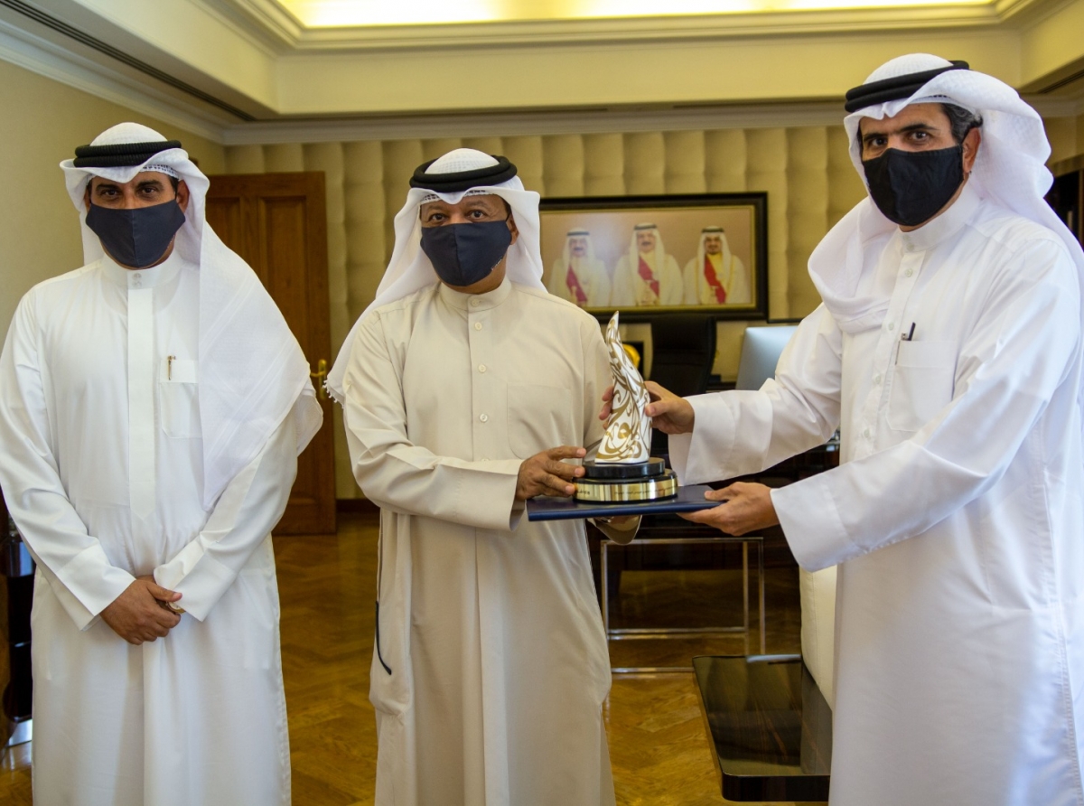  الرميحي يتسلم جائزة سمو الشيخ عيسى بن علي آل خليفة للعمل التطوعي