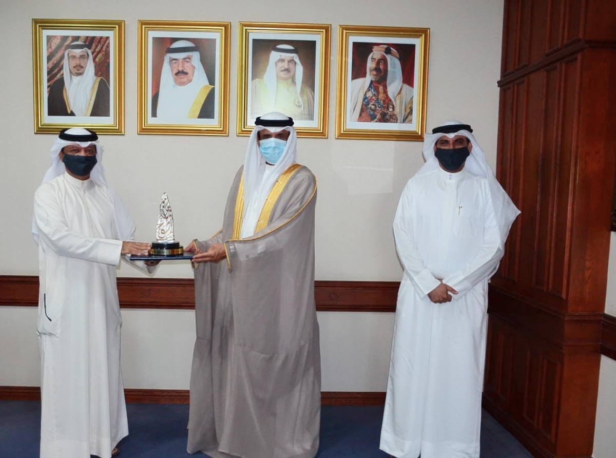  وزير التربية والتعليم يتسلم جائزة سمو الشيخ عيسى بن علي للعمل التطوعي النسخة العاشرة