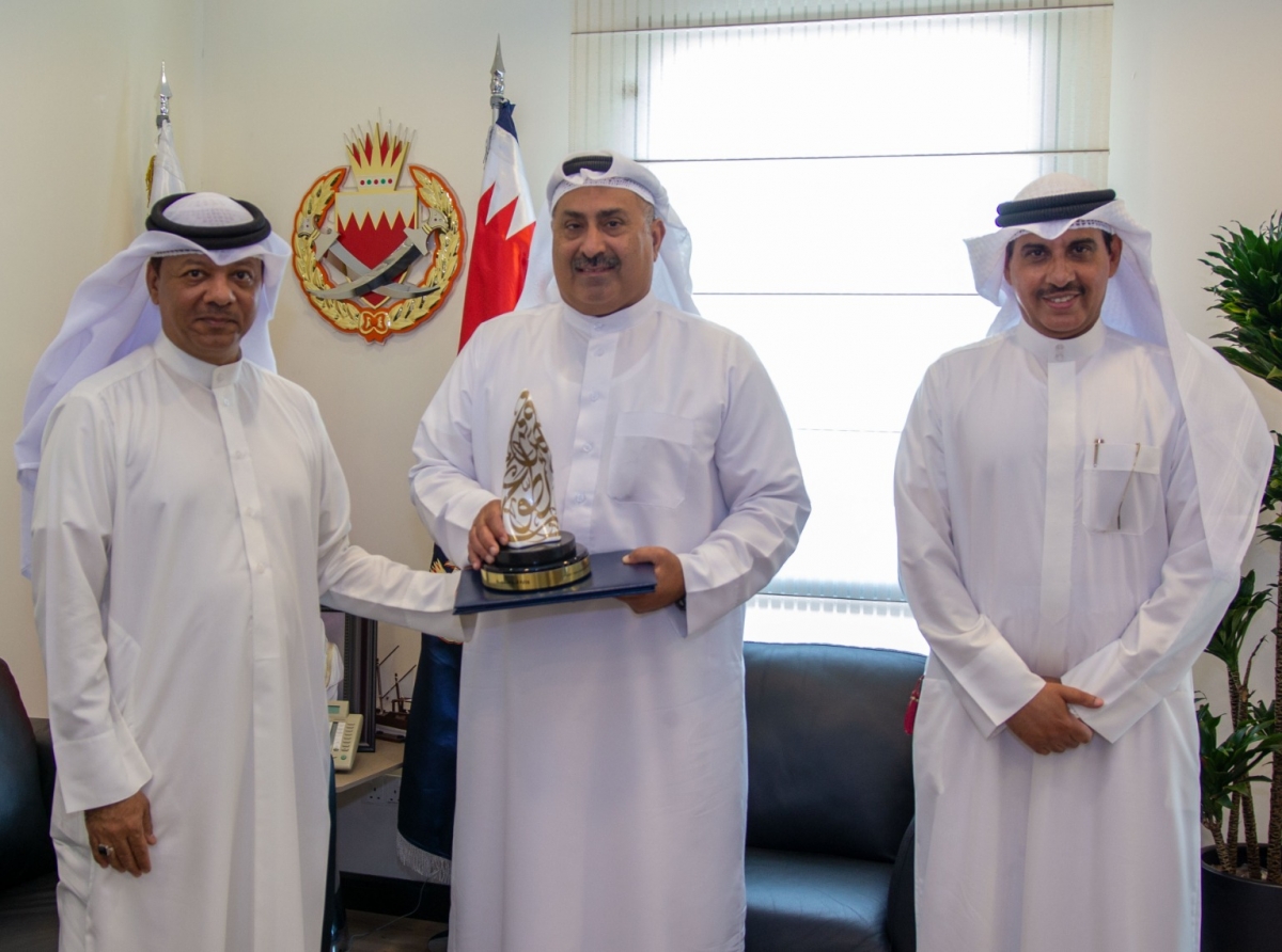  وفد من جمعية الكلمة الطيبة برئاسة بوهزاع يزور وزارة الداخلية وذلك لتسليم جائزة سمو الشيخ عيسى بن علي ( لتكريم الكوادر الوطنية في الصفوف الأمامية)